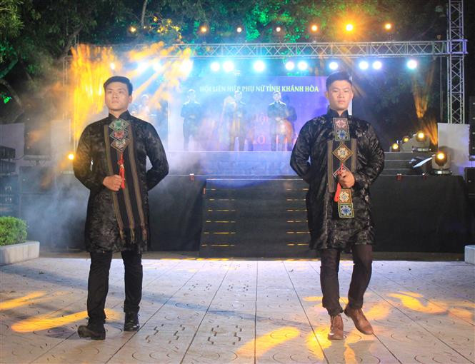 Models perform Ao Dai in “Hon Viet- Sen” (Vietnamese spirit – Lotus) collection (Photo:VNA)