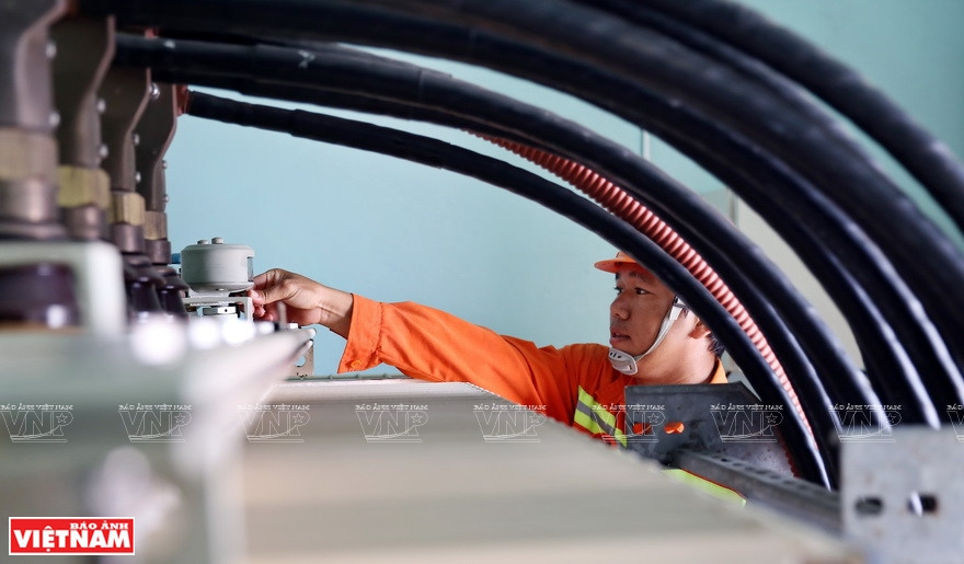  A technician checks the operation of a turbine. (Photo: VNP/VNA)