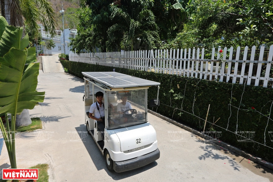 A solar powered shuttle bus invented by Pham Quynh, owner of Hong Thanh resort (Photo:VNA)