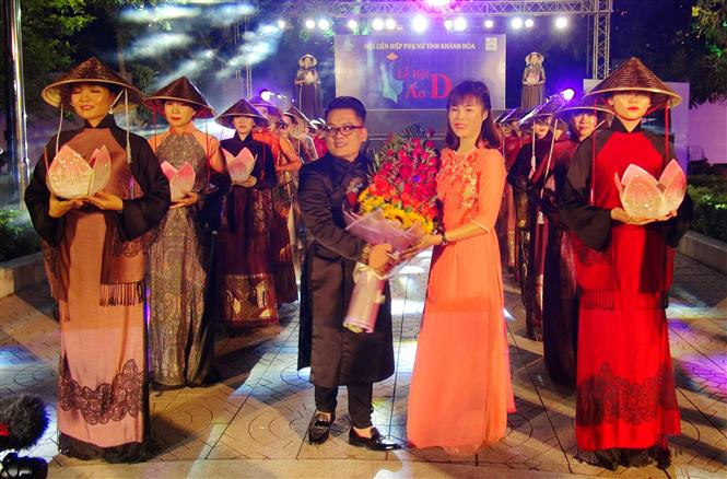 Designer Thieu Vy (with glasses) makes her debut with the “Hon Viet – Sen” ( Vietnamese spirit – Lotus) collection (Photo: VNA)