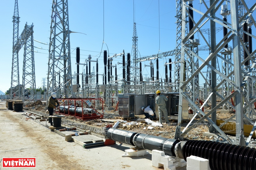 The electric grid of the wind and solar power complex in Ninh Thuan is connected to the national grid (Photo:VNP/VNA)