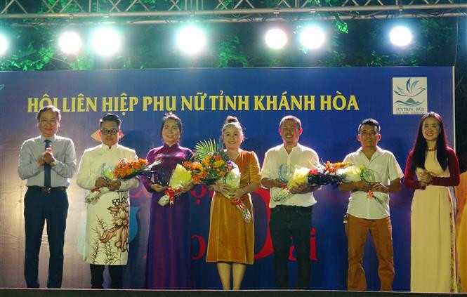 Deputy Chairman of Khanh Hoa’s People’s Committee Nguyen Dac Tai, head of Nha Trang- KHanh Hoa Sea Festival 2019 organising board, presents flowers to designers, and sponsors at the festival (Photo: VNA) 