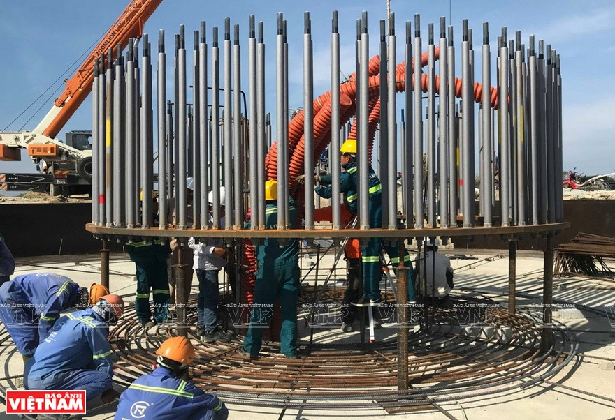 The platform of a wind turbine for the wind and solar power project in the south central province of Ninh Thuan (Photo: VNA)