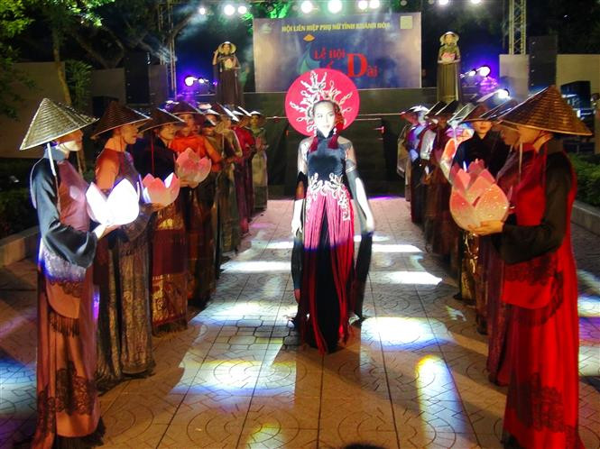 Local amateur models at the show (Photo: VNA)
