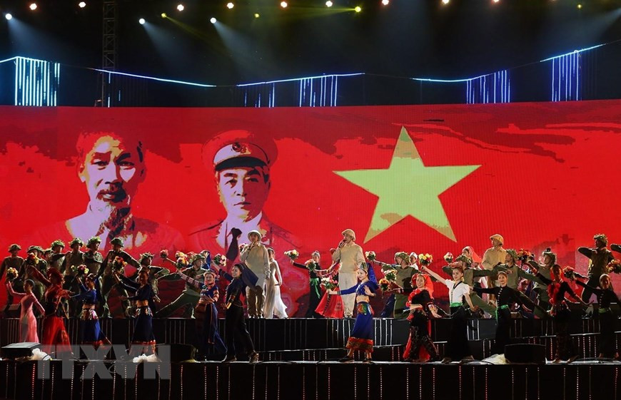 The performance draws the participation of hundreds of artists (Photo: VNA)