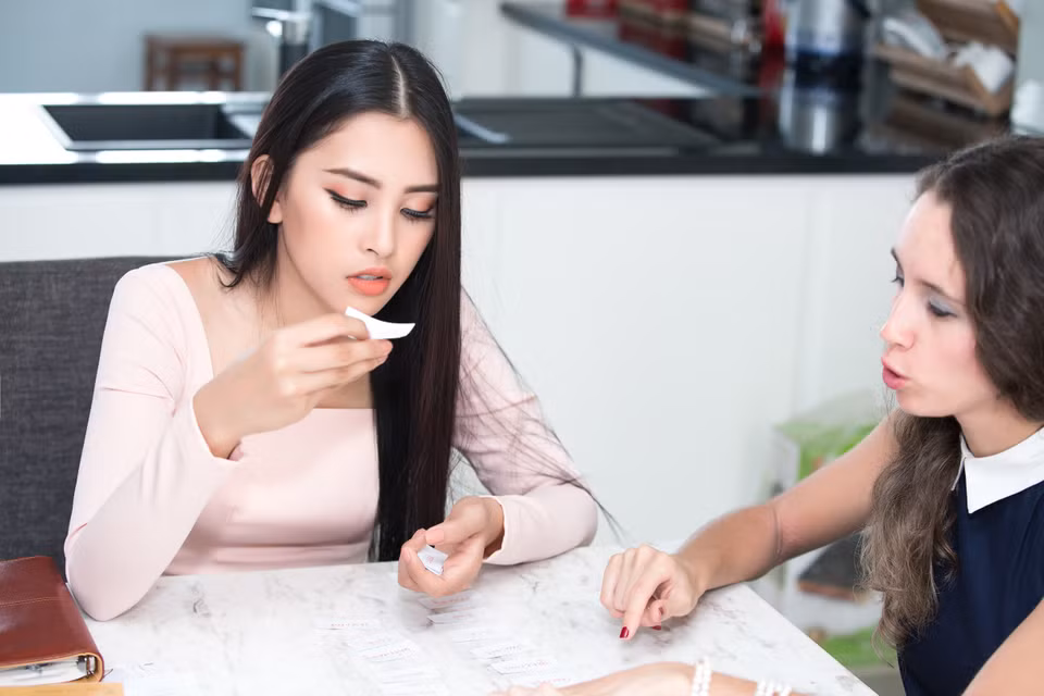 Miss Vietnam 2018 Tran Tieu Vy spends much of her time to prepare herself with necessary skills for the upcoming Miss World like catwalk, presentation and particularly, communication skill in English. (Photo: VNA) 