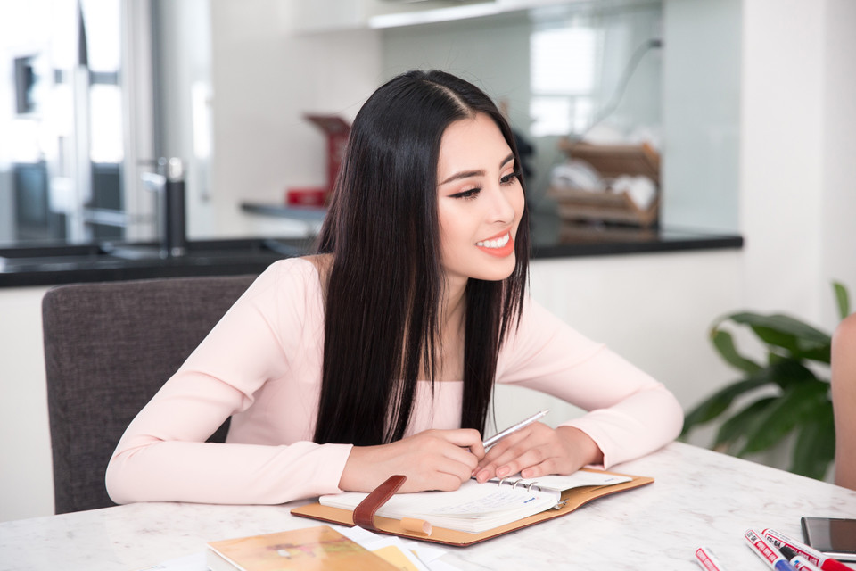 Vy will depart for China on November 9 to represent Vietnam in the global competition, Miss World 2018. (Photo: VNA)