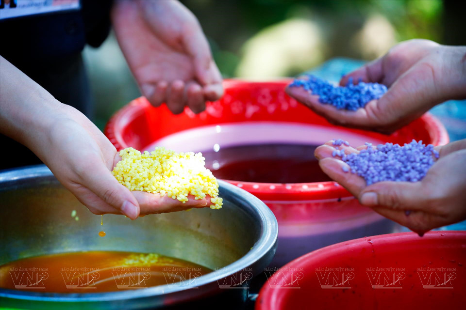 The rice is dyed using colours extracted from various natural plants. (Photo: VNP/VNA)