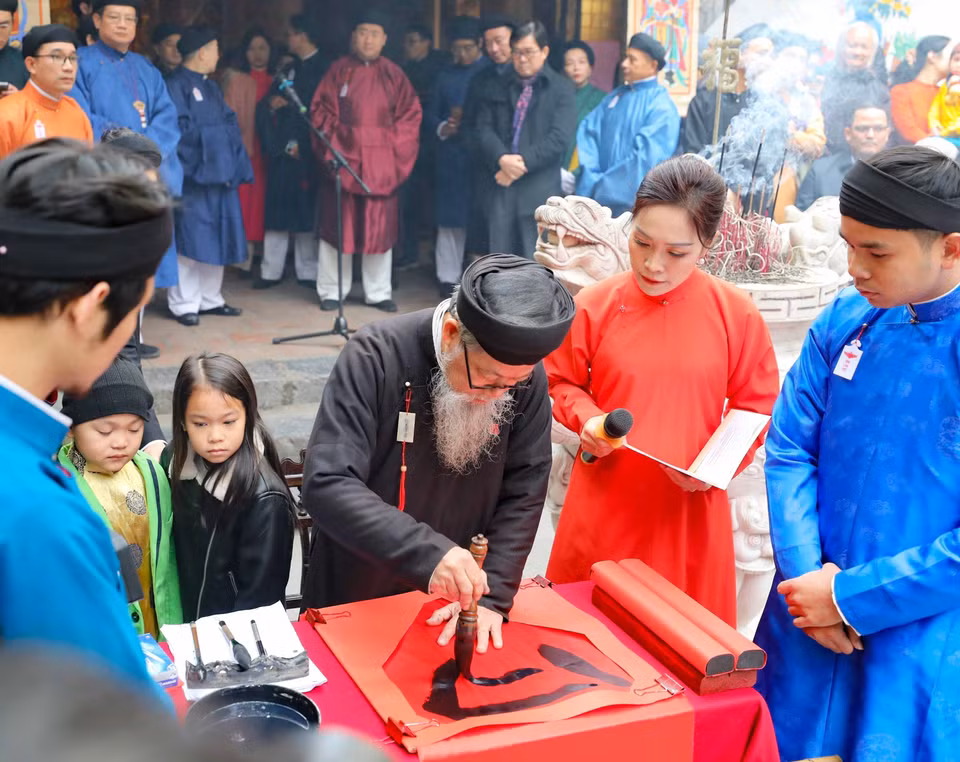 One of the cultural activities held within “Vietnamese Tet - Street Tet” 2024 is calligraphy. (Photo: VNA) 