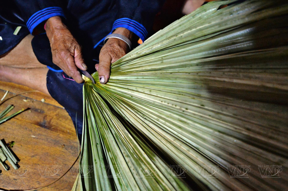 The creation of Ban Lien hats relies entirely on the skill and craftsmanship of the makers. (Photo: VNP/VNA)