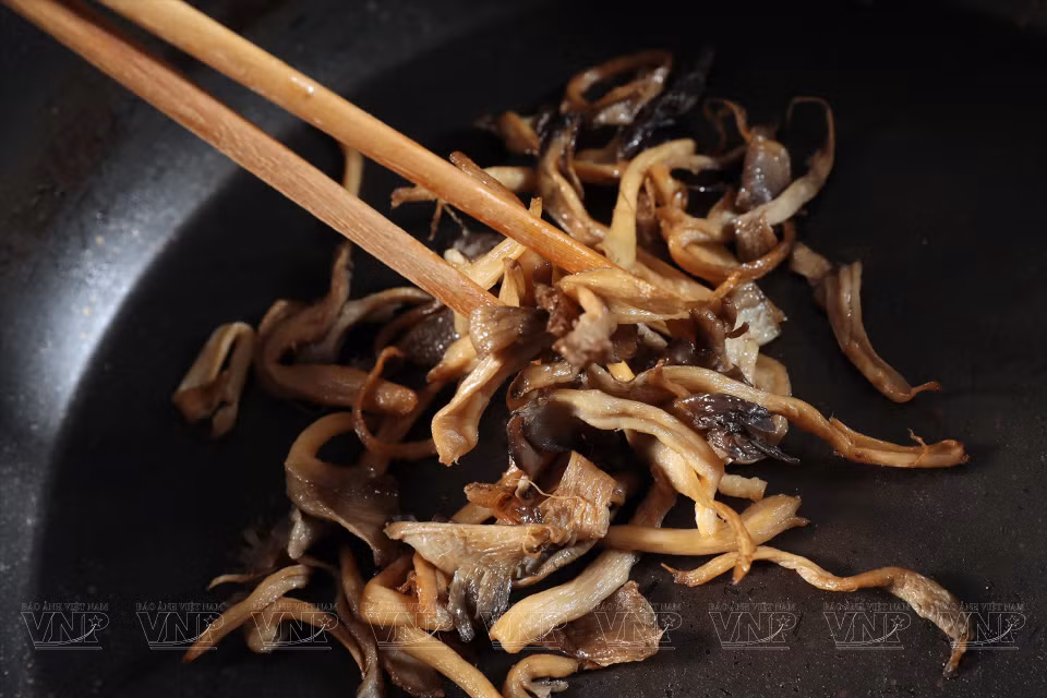 The shiitake mushrooms are shredded and fried. (Photo: VNP/VNA)