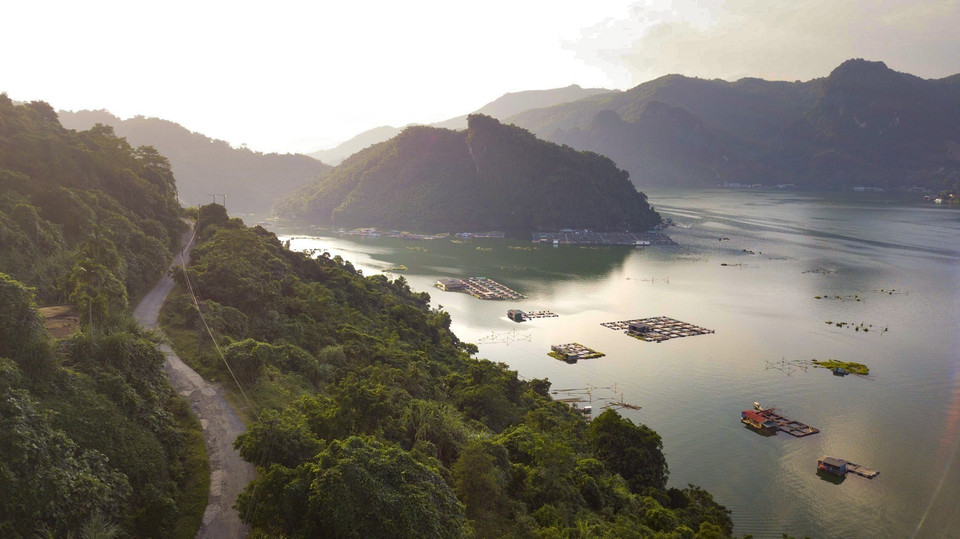 Cage fish farming combined with tourism is a significant advantage for residents engaged in aquaculture on the waters of Hoa Binh Lake. (Photo: VNA)