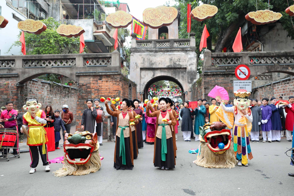 A procession through Quan Chuong Gate, the only remaining gate of the old Thang Long Citadel, which boasts a rustic charm despite daily changes in the capital Hanoi. (Photo: VNA)