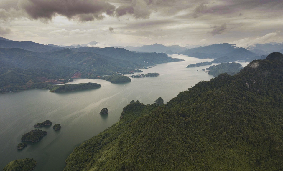 With synchronised investment in transportation infrastructure and high-end resorts, Ngoi Hoa Bay in Tan Lac district, Hoa Binh province, promises to become a favoured destination for tourists in the near future. (Photo: VNA)