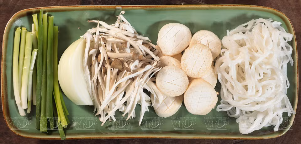 Ingredients include pho noodles, onions, oyster mushrooms, and shiitake mushrooms. (Photo: VNP/VNA)
