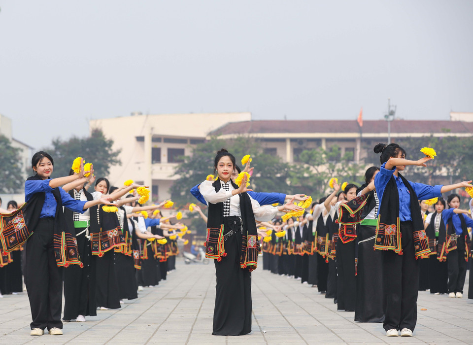 Students perform Thai dances. (Photo: VNA)