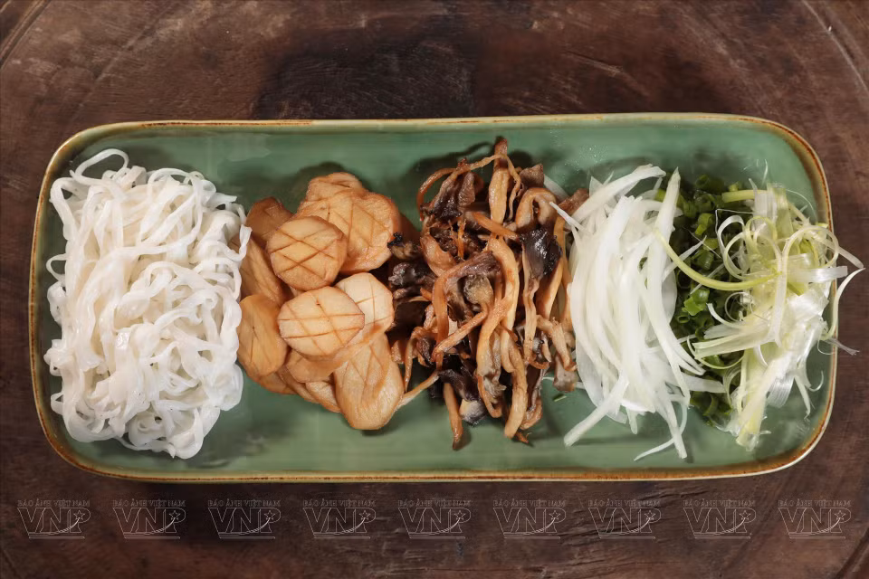The pho noodles, onions, and mushrooms are prepared and cooked. (Photo: VNP/VNA)