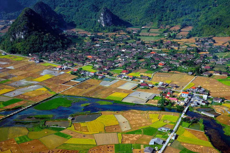 Quynh Son Cultural Tourism Village in Bac Son district has many caves within the mountains and old stilt houses of the Tay people in the valley, creating a beautiful landscape that appeals to tourists. (Photo: Lang Son Tourism Promotion Information Centre Files)