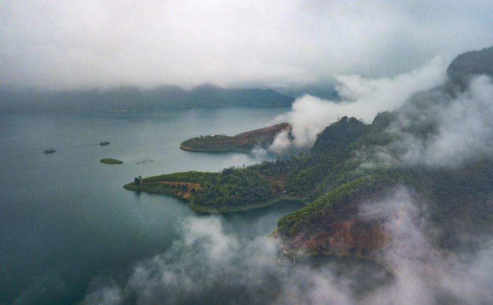 The mountains, rivers, and clouds create a poetic picture at Hoa Binh Lake. (Photo: VNA)