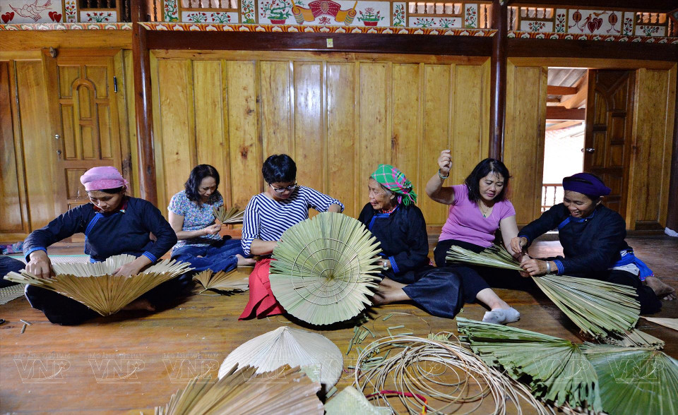 Tourists visiting Ban Lien experience the making of conical hats (Photo: VNP/VNA)