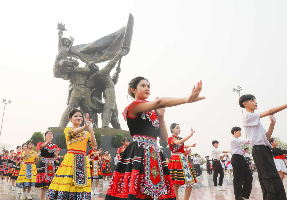 Students perform folk and street dances at the Dien Bien Phu Victory Monument. (Photo: VNA)