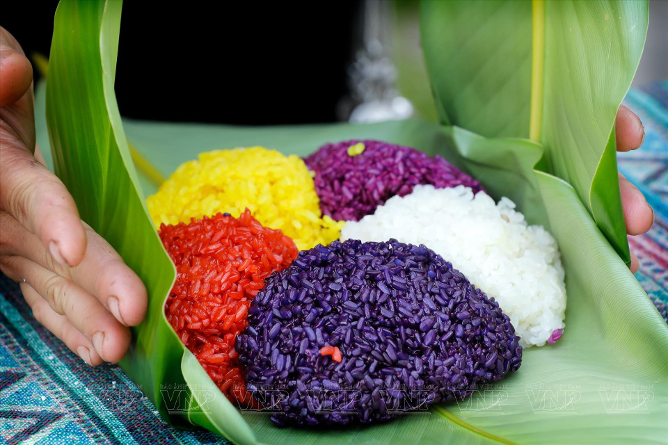 Five-coloured sticky rice encapsulates the essence of the land and skies of Muong Lo in Yen Bai province. (Photo: VNP/VNA)