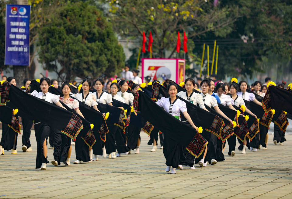 Performing folk and street dances at May 7 Square. (Photo: VNA)
