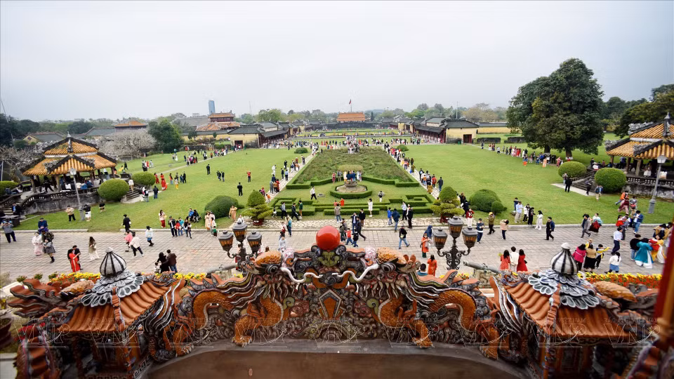 The Tu Cam Thanh flower garden as seen from the balcony of the second floor of Kien Trung Palace (Photo: VNP/VNA) 