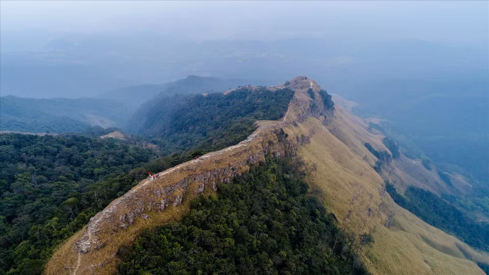 Phja Po Mountain, 1,541 metres above sea level, is considered the “Everest” of Lang Son province. The steep climb and unique terrain, with small oasis-like depressions with trees and water gaps at the mountain’s peak, combine with dense forests of rhododendrons. (Photo: Lang Son Tourism Promotion Information Centre Files)