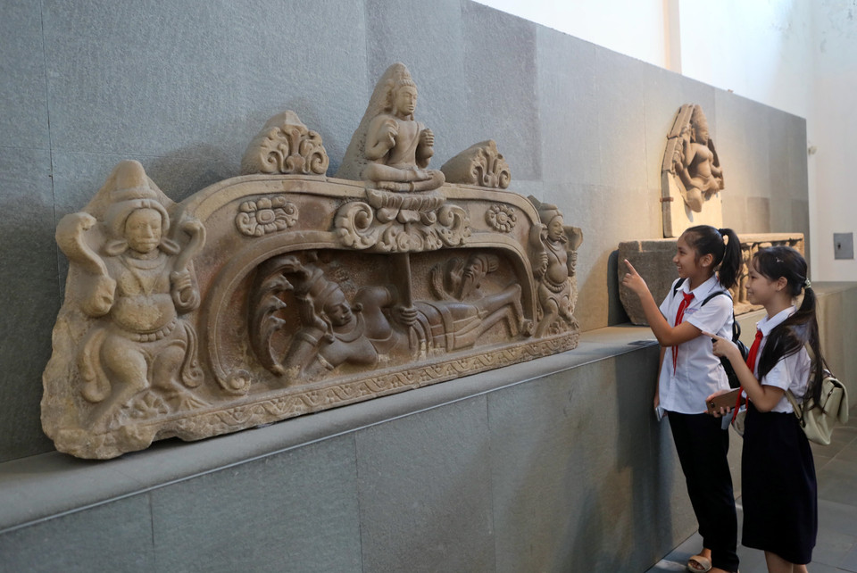 Da Nang students learn about the Brahma Birth Relief, recognised as a national treasure in 2024. (Photo: VNA)