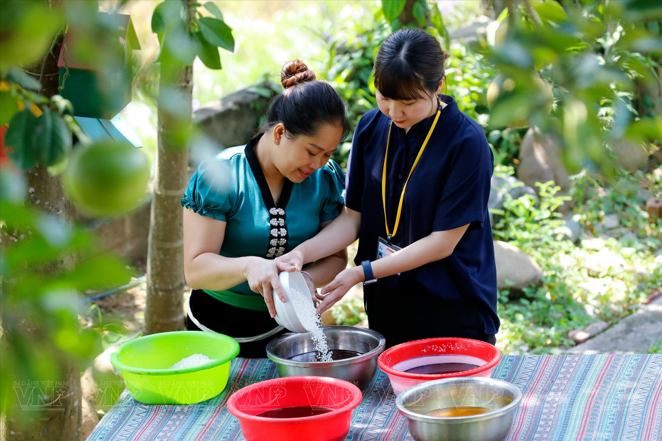 Thai people dye rice to make their five-coloured sticky rice. (Photo: VNP/VNA)