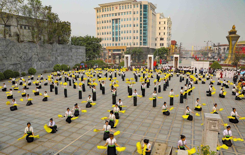 Dances are performed at the Dien Bien Phu Victory Monument. (Photo: VNA)
