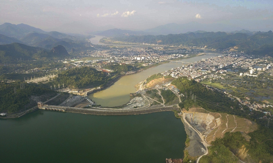 The Hoa Binh hydropower plant and the Da River flow through the city. (Photo: VNA)