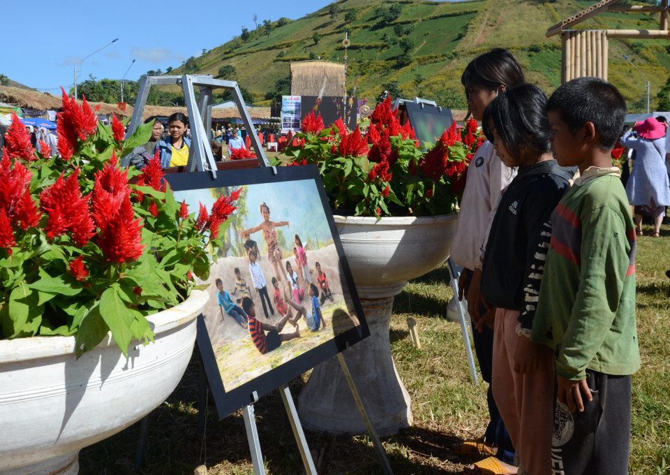 The festival also features a photo exhibition. (Photo: VNA)