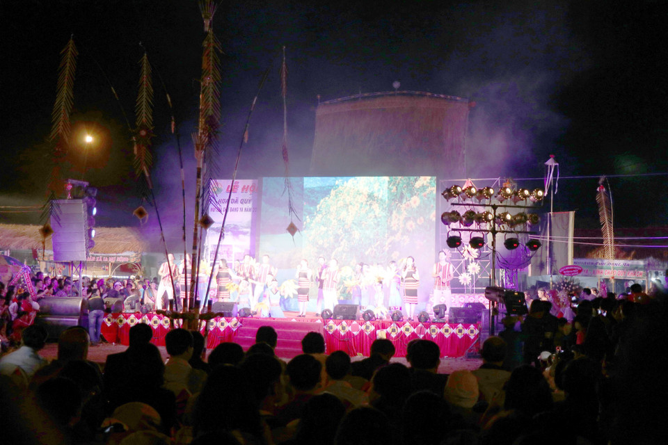 The opening ceremony of the wild sunflower festival on November 10 night (Photo: VNA)