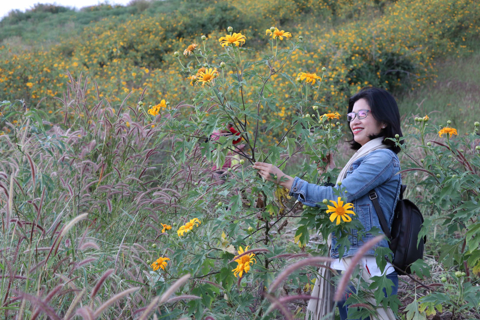 A festival goer takes a selfie. (Photo: VNA)