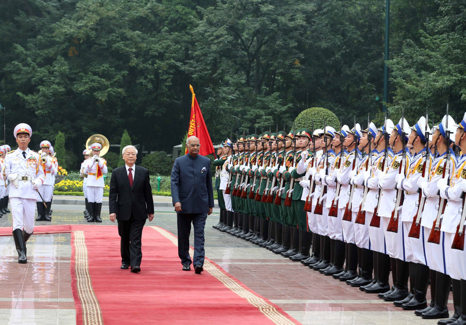 President Trong and his Indian guest review the guard of honour at the welcome ceremony (Photo: VNA)