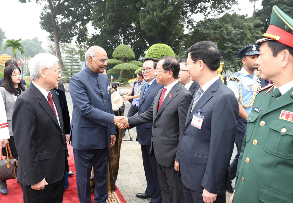 Indian President Ram Nath Kovind shakes hands with Vietnamese official (Photo: VNA) 