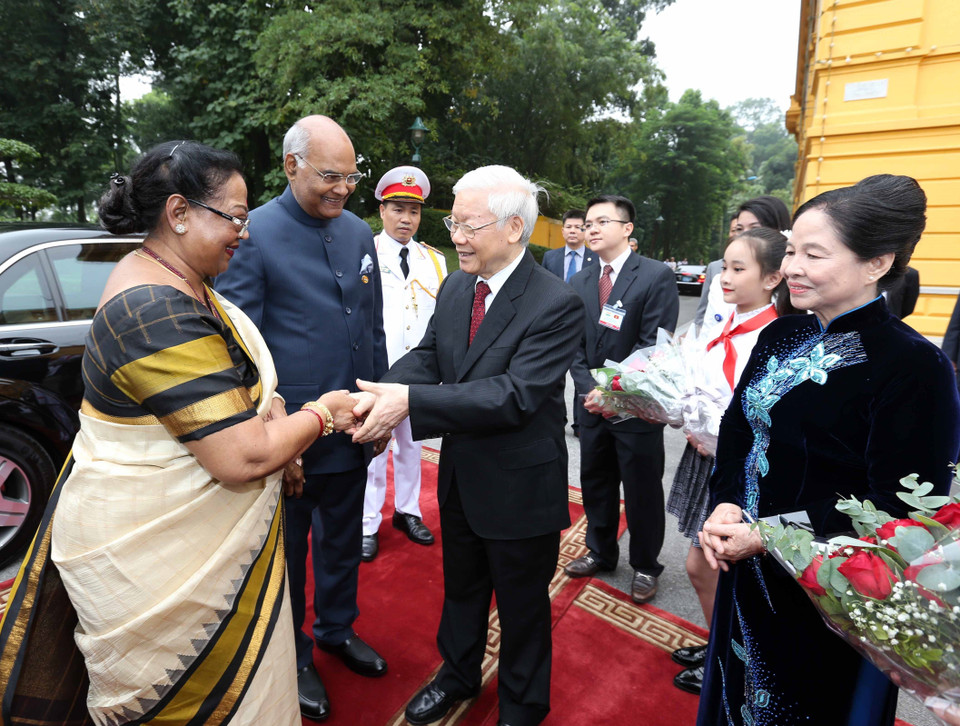 Party General Secretary and President Nguyen Phu Trong and his spouse welcome Indian President Nath Kovind and his spouse (Photo: VNA) 