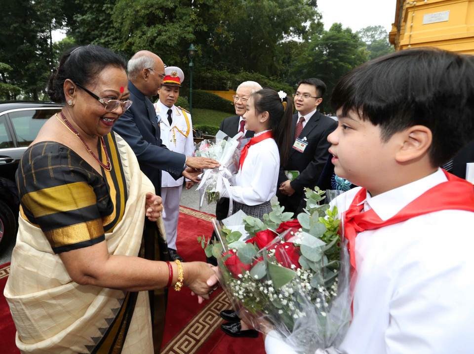Vietnamese students present flowers to welcome the Indian guests (Photo: VNA)