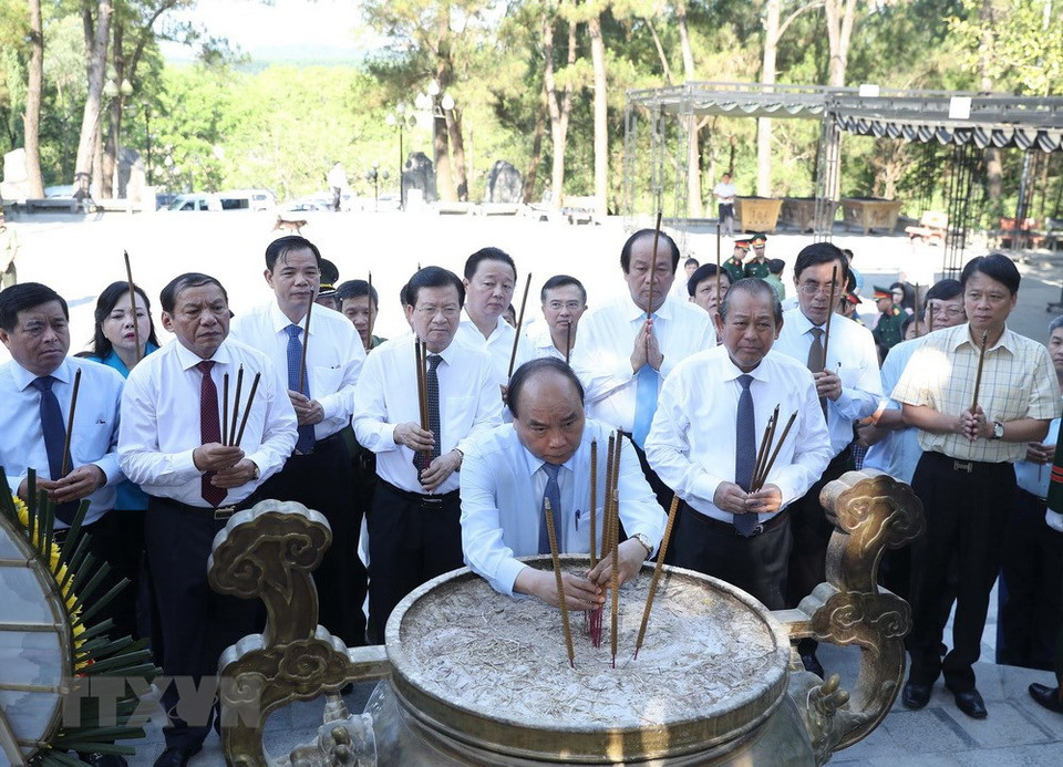 Prime Minister Nguyen Xuan Phuc offers incense to commemorate fallen soldiers (Photo: VNA)
