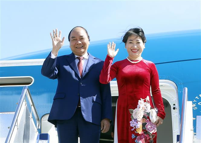 Prime Minister Nguyen Xuan Phuc and his spouse ​arrive at Fairbairn military airport in Canberra (Photo: VNA)