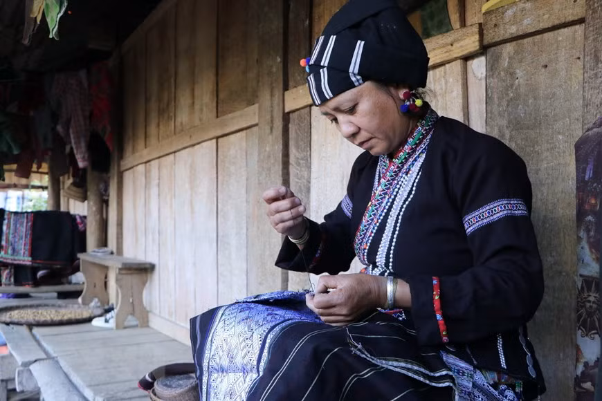 Lu ethic woman Tao Thi Giot in Tham village, Xa Hon commune, Tam Duong district, Lai Chau province, sews her clothes (Photo: VNA)