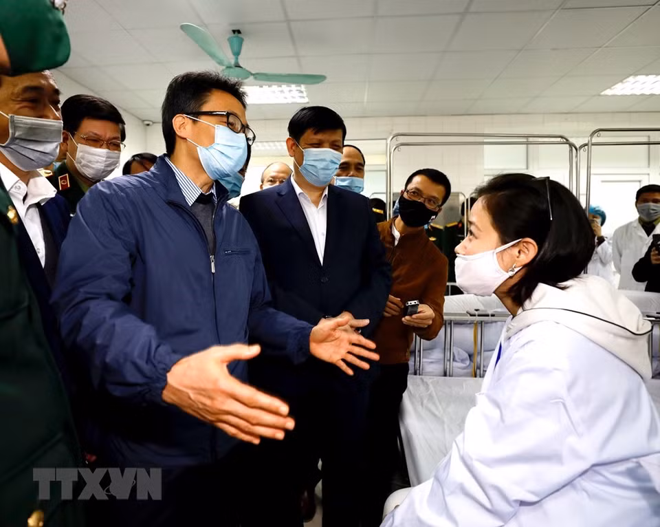 The first candidates are among 60 volunteers, aged 18-50, selected for the first phase of the vaccine trials. They are divided into three groups for receiving three doses of 25 mcg, 50 mcg and 75 mcg. In photo:Deputy Prime Minister Vu Duc Dam visits first cases of clinical trials of made-in-Vietnam COVID-19 vaccine Nano Covax (Photo: VNA)