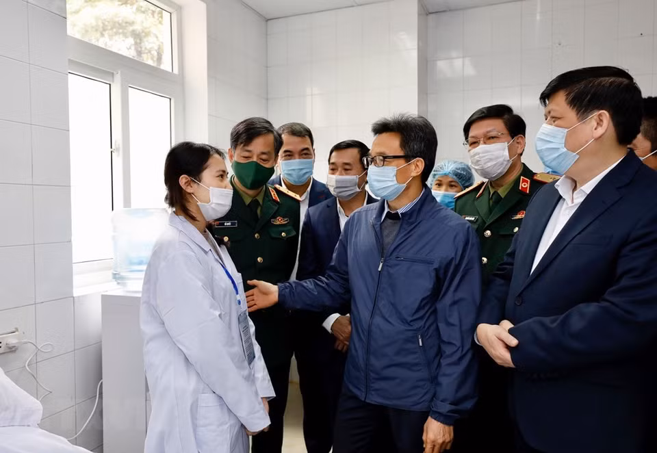 The first three volunteers, one man and two women aged 20-25, received injections at the Military Medical Academy on December 17. In photo: Deputy Prime Minister Vu Duc Dam visits first cases of clinical trials of made-in-Vietnam COVID-19 vaccine Nano Covax (Photo: VNA)