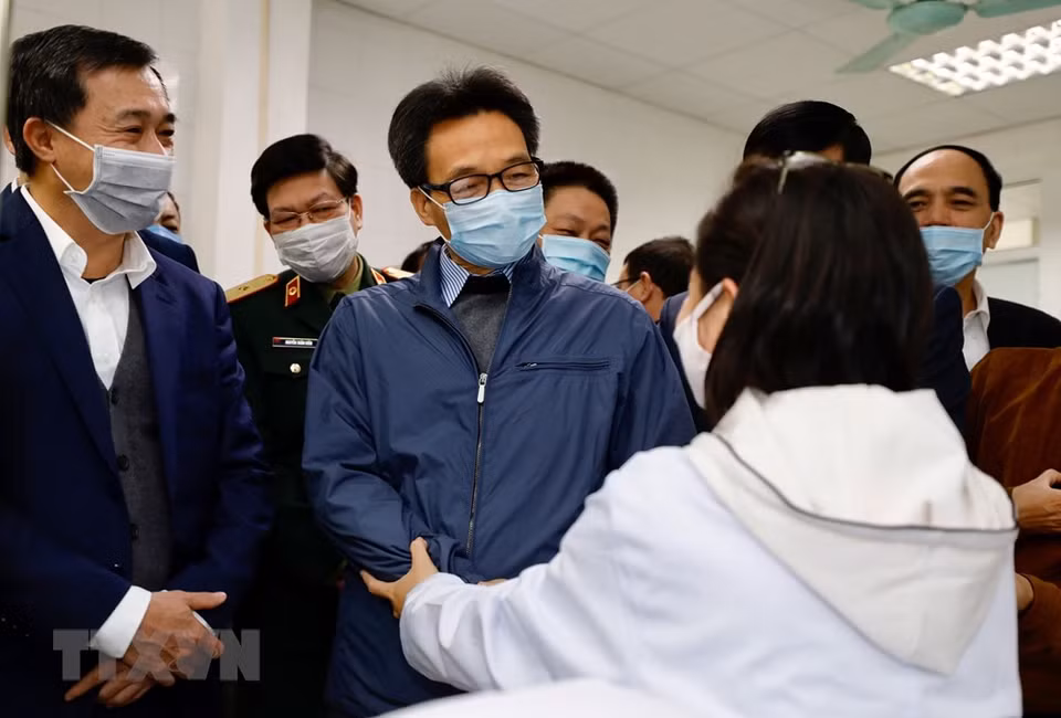  With safety staying first in vaccine clinical trials, the first volunteers received the minimum dose of 25 mcg. In photo: Deputy Prime Minister Vu Duc Dam visits first cases of clinical trials of made-in-Vietnam COVID-19 vaccine Nano Covax (Photo: VNA)