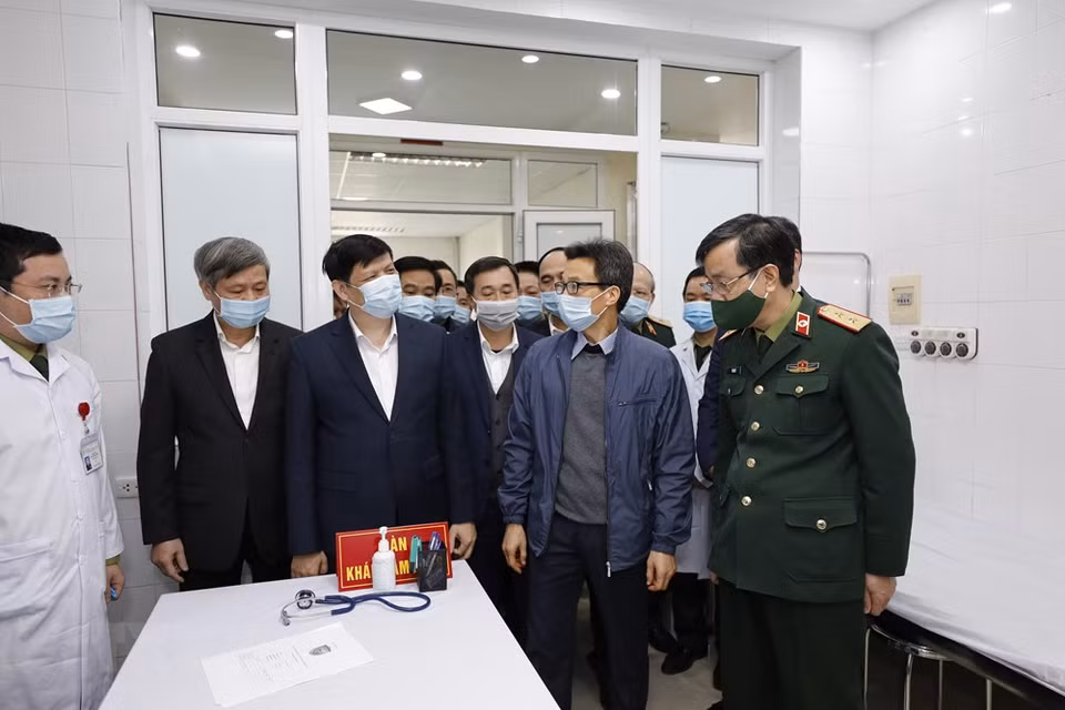 A team of more than 40 medical experts has been set up to deal with unwanted side effects after the vaccination. In photo: Deputy Prime Minister Vu Duc Dam visits and encourages health officials who are taking care of first volunteers receiving injections of COVID-19 vaccine Nano Covax (Photo: VNA)