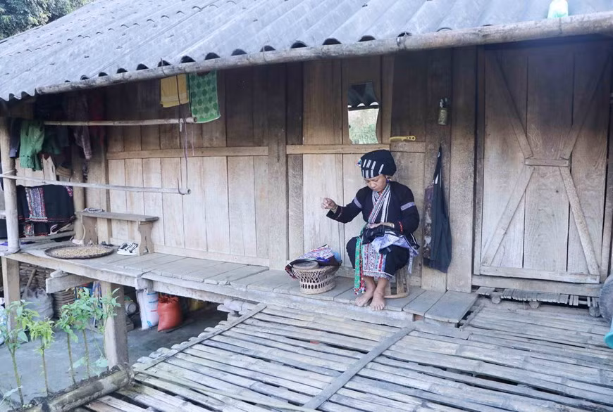 Lu ethic woman Tao Thi Giot in Tham village, Xa Hon commune, Tam Duong district, Lai Chau province, sews her clothes (Photo: VNA)