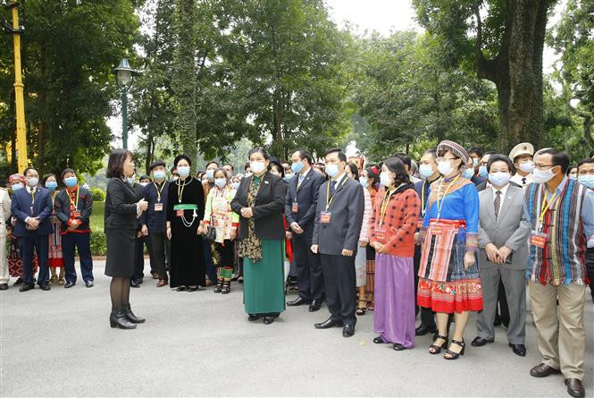 Delegates visit President Ho Chi Minh relic site at the Presidential Palace in Hanoi (Photo: VNA)