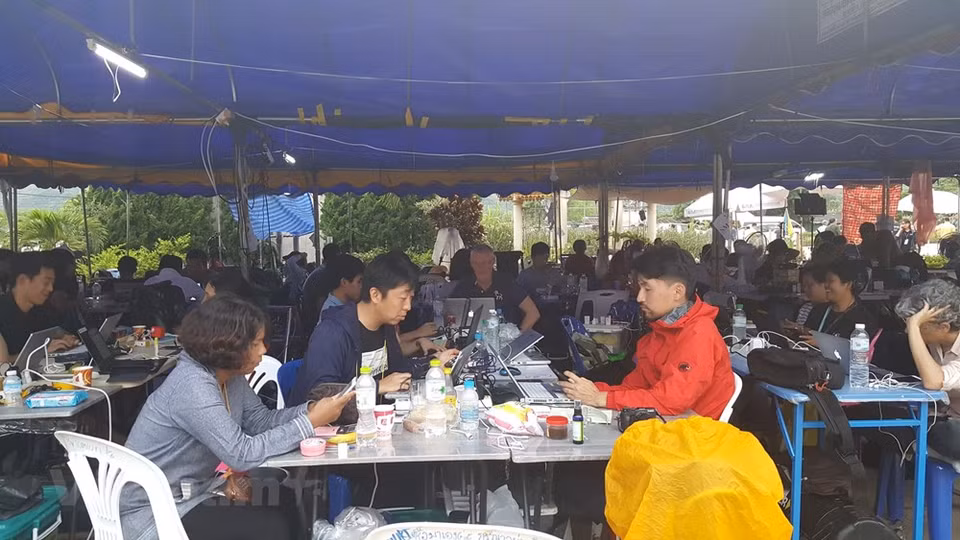 Reporters are patiently waiting for news from Thai authorities on the cave rescue. (Photo: VNA) 